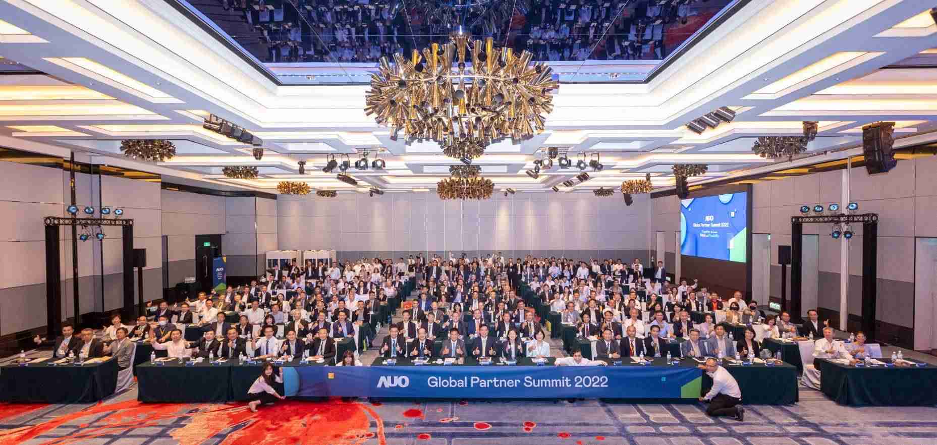 友達推動「安心、、、創新、、用心、、、、同心、、、盡心」五星職旅，，，，為菲籍員工打造全方位照護，，，首度贏得「人權實踐與發展領袖獎」殊榮