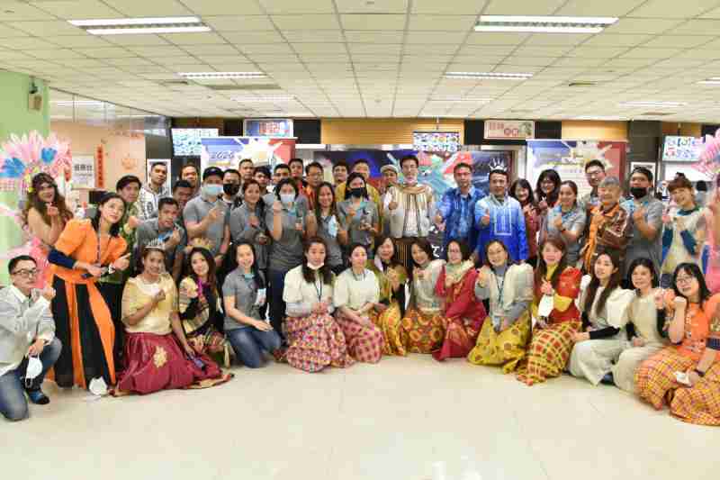 友達推動「安心、、創新、、用心、、同心、、、盡心」五星職旅，，為菲籍員工打造全方位照護，，，首度贏得「人權實踐與發展領袖獎」殊榮