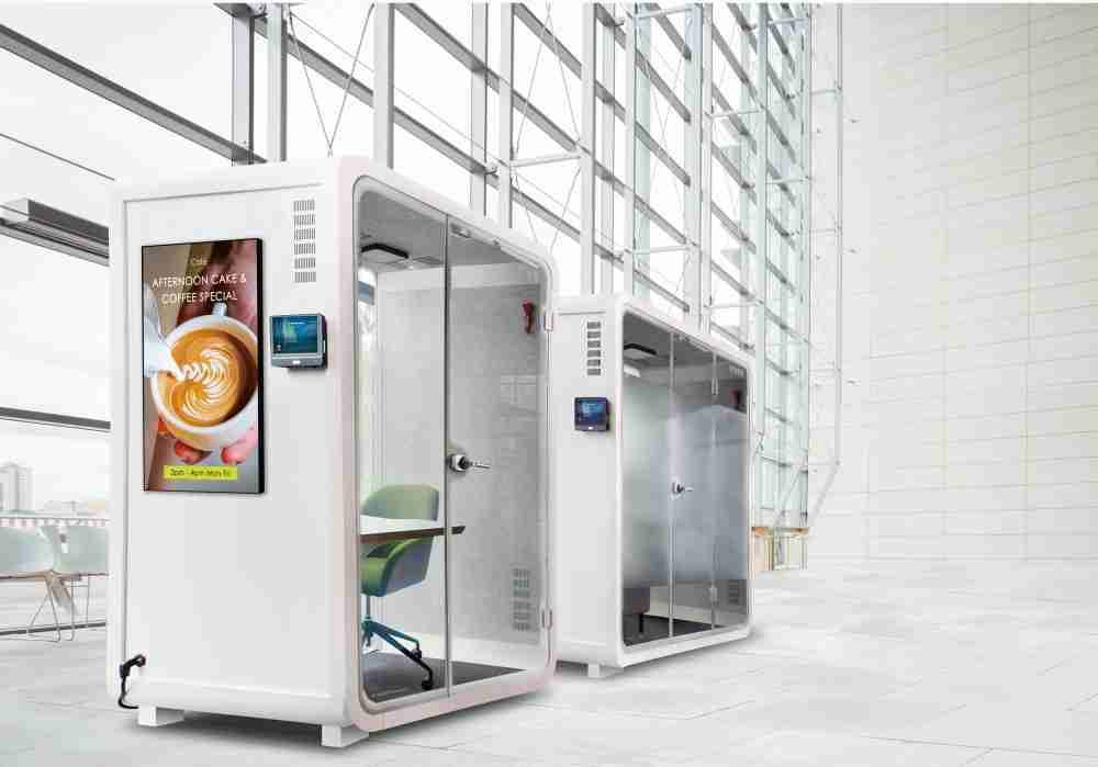 至成国际子公司达擎之智慧行动办公舱，，，采用PDLC智能调光玻璃设计，，，，透过通电与断电的电流切换，，，呈现透明与雾面效果，，具节能降耗特性并兼顾隐私，，，确保信息安全