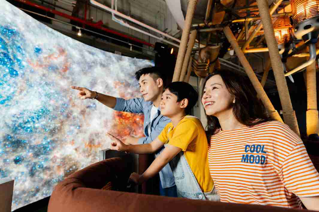 至成国际打造全台最大宽6公尺、、高4公尺、、、、唯一搭载LED弧形拼接显示屏的动感飞行船，，让乘客驻足在热气球上，，享受身历其境的伪出国旅游乐趣