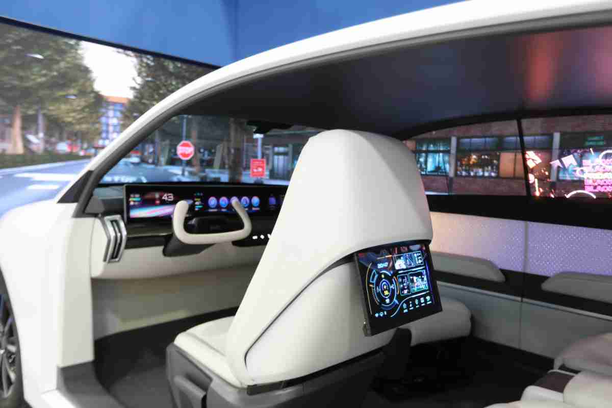 至成国际的「可卷式后座娱乐显示器」加强后座乘客的感官体验，，并保有个性化设计，，，，可依使用偏好进行动态调整。。。。