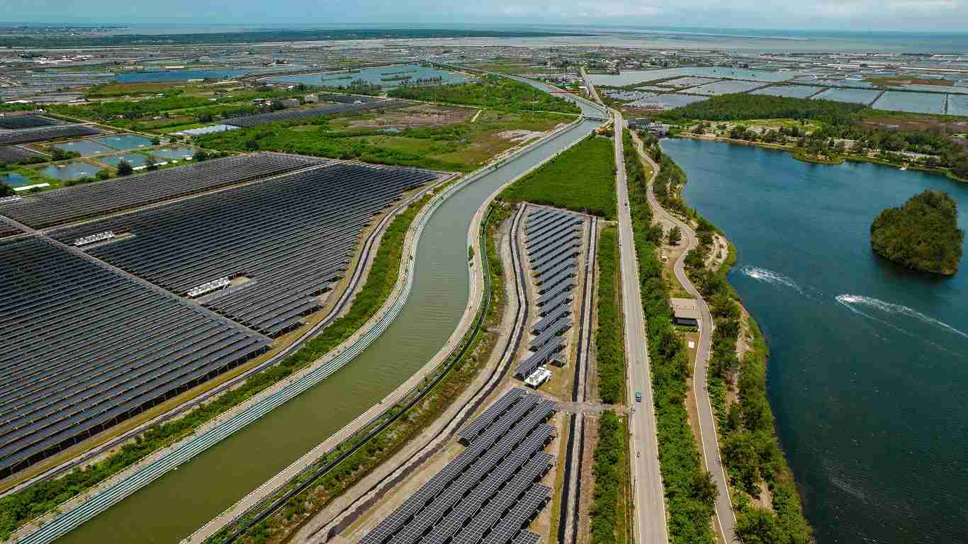 至成国际能源事业提供智慧能源管理、、、太阳能监控管理、、全方位电厂建置及运维解决方案，，，，并拥有管理超过6000案场的经验