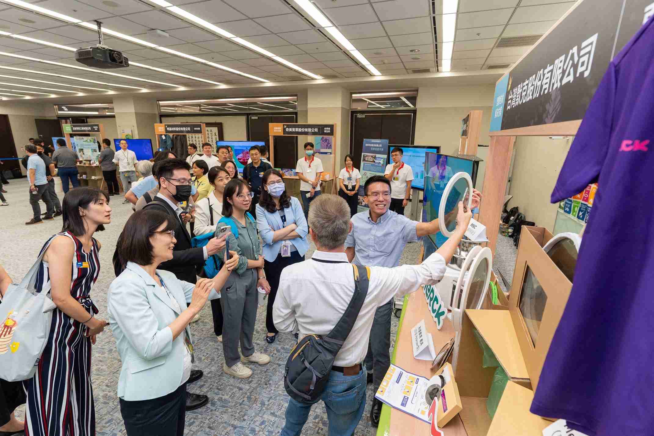 至成国际连手产业伙伴策划首届生态圈联展，，展示如何将废塑料循环再利用，，创新解决方案包括：塑料包材再生与循环使用、、、再生塑料研发及应用、、废塑料回收再生技术、、、减塑生活提案等