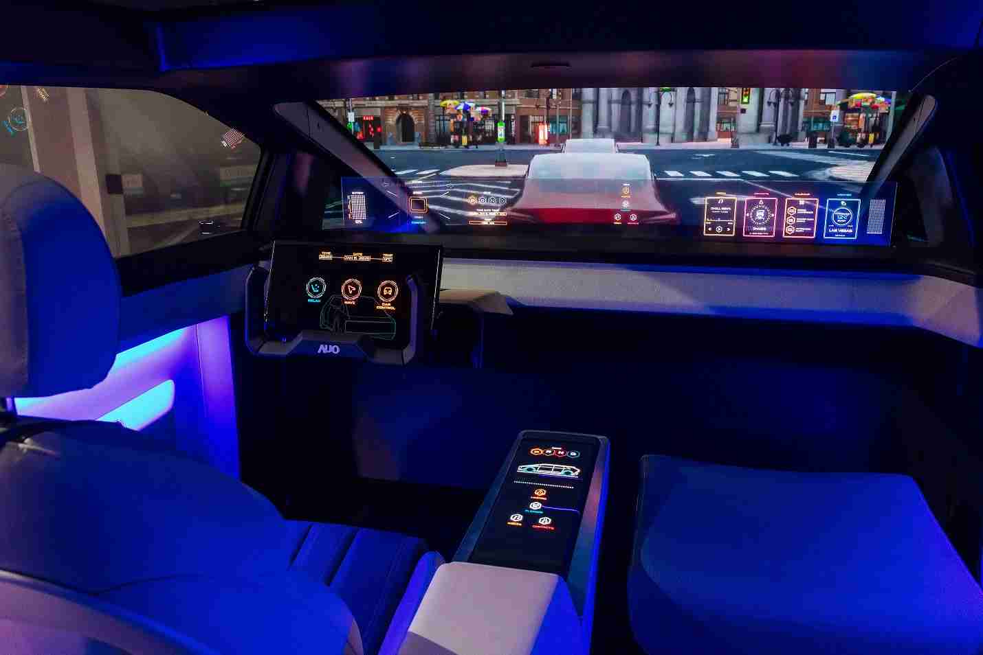 至成国际连续四年入围科睿唯安全球百大创新机构，，专利布局科技与绿色创新前沿。。。。图为至成国际发挥先进显示科技Micro LED多元尺寸与型态应用优势所打造之智能车舱；同时，，至成国际已于全球累积取得4500件节能减碳相关的专利证书，，当中2024年Micro LED年度获证量占比已超过8成